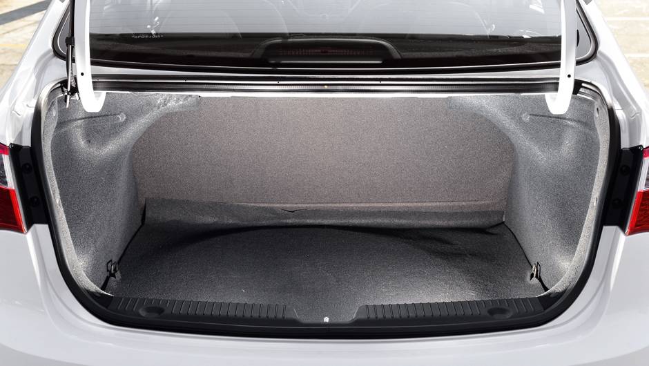 Piso com superfície irregular dificulta o uso do porta-malas | <a href="https://beta-develop.quatrorodas.abril.com.br/carros/comparativos/chevrolet-prisma-ltz-x-hyundai-hb20s-premium-740129.shtml" rel="migration">Leia mais</a> Piso com superfície irregular dificulta o uso do porta-malas | <a href="https://beta-develop.quatrorodas.abril.com.br/carros/comparativos/chevrolet-prisma-ltz-x-hyundai-hb20s-premium-740129.shtml" rel="migration">Leia mais</a>