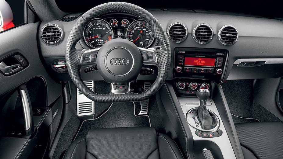 Cabine é completa, mas longe de surpreender | <a href="https://beta-develop.quatrorodas.abril.com.br/carros/impressoes/audi-tt-rs-743371.shtml" rel="migration">Leia mais</a>