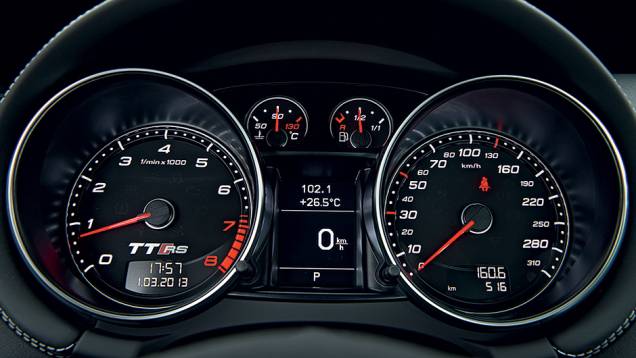 Os instrumentos também aferem a idade do TT | <a href="https://beta-develop.quatrorodas.abril.com.br/carros/impressoes/audi-tt-rs-743371.shtml" rel="migration">Leia mais</a> Os instrumentos também aferem a idade do TT | <a href="https://beta-develop.quatrorodas.abril.com.br/carros/impressoes/audi-tt-rs-743371.shtml" rel="migration">Leia mais</a>