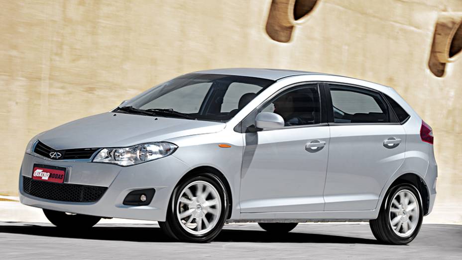 Faróis do Celer invadem os para-lamas | <a href="https://beta-develop.quatrorodas.abril.com.br/carros/comparativos/jac-j3-1-5-s-x-chery-celer-1-5-744920.shtml" rel="migration">Leia mais</a>