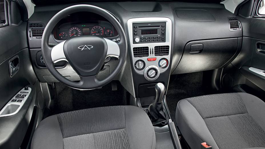 Molduras em console, volante e portas têm um tom de prata diferente do aplique do câmbio | <a href="https://beta-develop.quatrorodas.abril.com.br/carros/comparativos/jac-j3-1-5-s-x-chery-celer-1-5-744920.shtml" rel="migration">Leia mais</a> Molduras em console, volante e portas têm um tom de prata diferente do aplique do câmbio | <a href="https://beta-develop.quatrorodas.abril.com.br/carros/comparativos/jac-j3-1-5-s-x-chery-celer-1-5-744920.shtml" rel="migration">Leia mais</a>