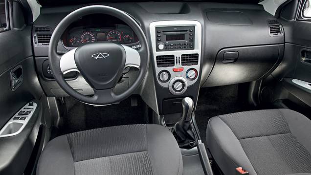 Molduras em console, volante e portas têm um tom de prata diferente do aplique do câmbio | <a href="https://beta-develop.quatrorodas.abril.com.br/carros/comparativos/jac-j3-1-5-s-x-chery-celer-1-5-744920.shtml" rel="migration">Leia mais</a> Molduras em console, volante e portas têm um tom de prata diferente do aplique do câmbio | <a href="https://beta-develop.quatrorodas.abril.com.br/carros/comparativos/jac-j3-1-5-s-x-chery-celer-1-5-744920.shtml" rel="migration">Leia mais</a>