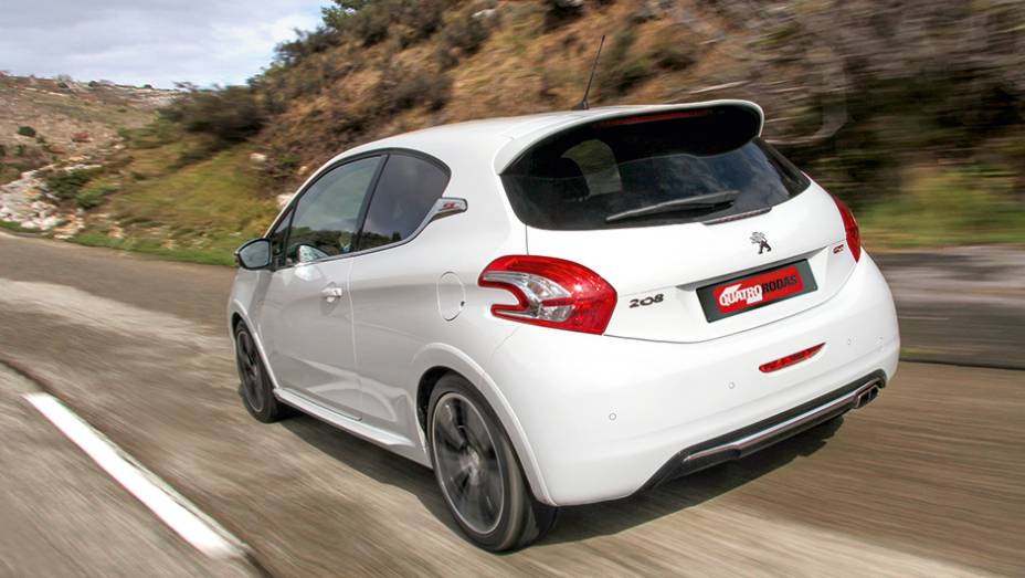 Logotipo GTI na traseira e no cromado lateral do Peugeot 208 | <a href="https://beta-develop.quatrorodas.abril.com.br/carros/comparativos/fiesta-st-x-peugeot-208-gti-743718.shtml" rel="migration">Leia mais</a>