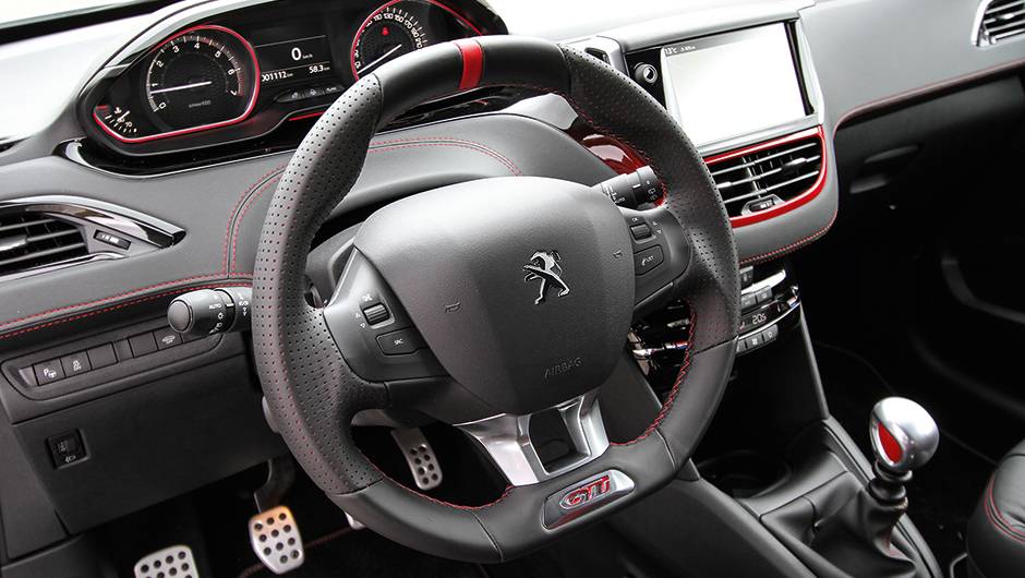 O Peugeot 208 GTI carregou menos no vermelho nos bancos, mas o distribui por mais locais, como costuras, painel, instrumentos e câmbio | <a href="https://beta-develop.quatrorodas.abril.com.br/carros/comparativos/fiesta-st-x-peugeot-208-gti-743718.shtml" rel="migration">Leia mais</a> O Peugeot 208 GTI carregou menos no vermelho nos bancos, mas o distribui por mais locais, como costuras, painel, instrumentos e câmbio | <a href="https://beta-develop.quatrorodas.abril.com.br/carros/comparativos/fiesta-st-x-peugeot-208-gti-743718.shtml" rel="migration">Leia mais</a>