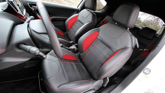 Volante menor do GTI agrada na cidade | <a href="https://beta-develop.quatrorodas.abril.com.br/carros/comparativos/fiesta-st-x-peugeot-208-gti-743718.shtml" rel="migration">Leia mais</a> Volante menor do GTI agrada na cidade | <a href="https://beta-develop.quatrorodas.abril.com.br/carros/comparativos/fiesta-st-x-peugeot-208-gti-743718.shtml" rel="migration">Leia mais</a>