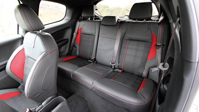 | <a href="https://beta-develop.quatrorodas.abril.com.br/carros/comparativos/fiesta-st-x-peugeot-208-gti-743718.shtml" rel="migration">Leia mais</a> | <a href="https://beta-develop.quatrorodas.abril.com.br/carros/comparativos/fiesta-st-x-peugeot-208-gti-743718.shtml" rel="migration">Leia mais</a>