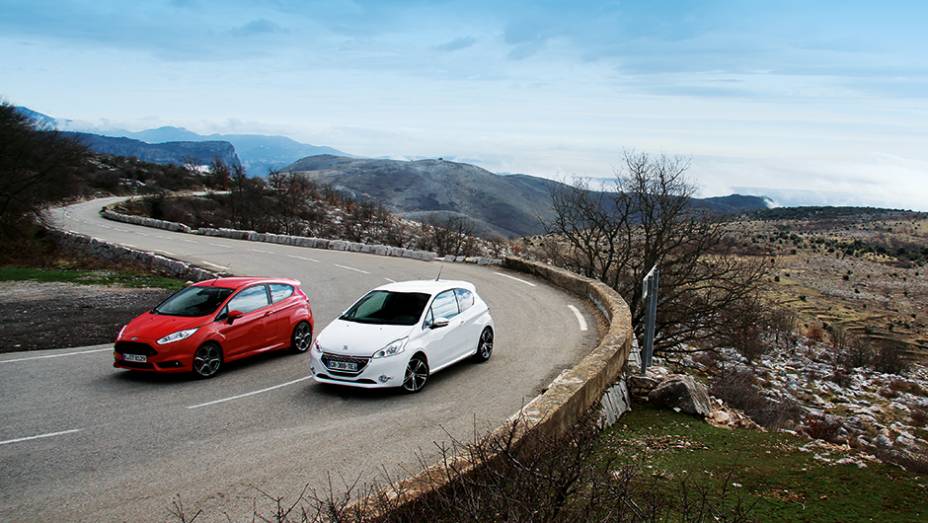 Os dois trazem motor 1.6 turbo e rodas aro 17 | <a href="https://beta-develop.quatrorodas.abril.com.br/carros/comparativos/fiesta-st-x-peugeot-208-gti-743718.shtml" rel="migration">Leia mais</a>