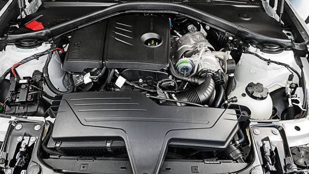 | <a href="https://beta-develop.quatrorodas.abril.com.br/carros/comparativos/mercedes-benz-200-x-bmw-118i-744296.shtml" rel="migration">Leia mais</a> | <a href="https://beta-develop.quatrorodas.abril.com.br/carros/comparativos/mercedes-benz-200-x-bmw-118i-744296.shtml" rel="migration">Leia mais</a>