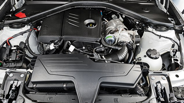 | <a href="https://beta-develop.quatrorodas.abril.com.br/carros/comparativos/mercedes-benz-200-x-bmw-118i-744296.shtml" rel="migration">Leia mais</a> | <a href="https://beta-develop.quatrorodas.abril.com.br/carros/comparativos/mercedes-benz-200-x-bmw-118i-744296.shtml" rel="migration">Leia mais</a>