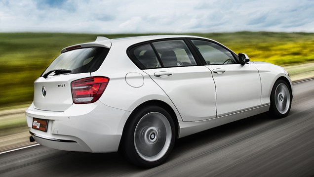 Balanço traseiro longo afasta a lanterna da porta | <a href="https://beta-develop.quatrorodas.abril.com.br/carros/comparativos/mercedes-benz-200-x-bmw-118i-744296.shtml" rel="migration">Leia mais</a> Balanço traseiro longo afasta a lanterna da porta | <a href="https://beta-develop.quatrorodas.abril.com.br/carros/comparativos/mercedes-benz-200-x-bmw-118i-744296.shtml" rel="migration">Leia mais</a>