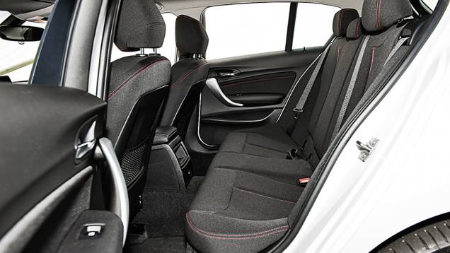 Bancos baixos: foco na esportividade | <a href="https://beta-develop.quatrorodas.abril.com.br/carros/comparativos/mercedes-benz-200-x-bmw-118i-744296.shtml" rel="migration">Leia mais</a> Bancos baixos: foco na esportividade | <a href="https://beta-develop.quatrorodas.abril.com.br/carros/comparativos/mercedes-benz-200-x-bmw-118i-744296.shtml" rel="migration">Leia mais</a>