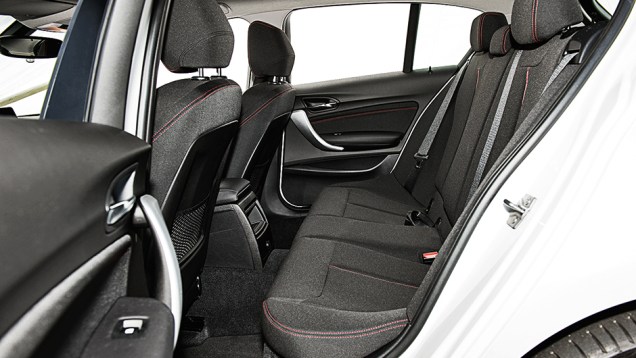 Bancos baixos: foco na esportividade | <a href="https://beta-develop.quatrorodas.abril.com.br/carros/comparativos/mercedes-benz-200-x-bmw-118i-744296.shtml" rel="migration">Leia mais</a> Bancos baixos: foco na esportividade | <a href="https://beta-develop.quatrorodas.abril.com.br/carros/comparativos/mercedes-benz-200-x-bmw-118i-744296.shtml" rel="migration">Leia mais</a>