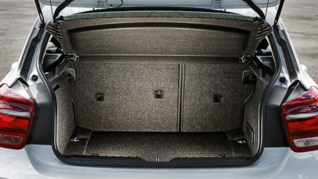 Porta-malas tem 360 litros de volume | <a href="https://beta-develop.quatrorodas.abril.com.br/carros/comparativos/mercedes-benz-200-x-bmw-118i-744296.shtml" rel="migration">Leia mais</a> Porta-malas tem 360 litros de volume | <a href="https://beta-develop.quatrorodas.abril.com.br/carros/comparativos/mercedes-benz-200-x-bmw-118i-744296.shtml" rel="migration">Leia mais</a>