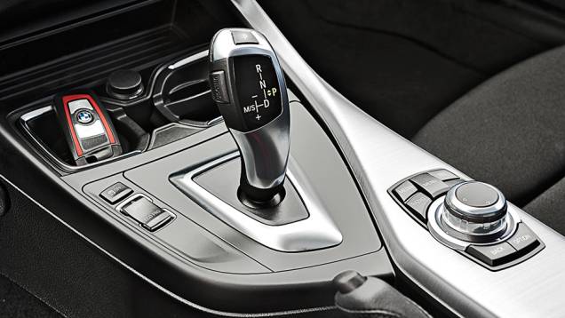 Câmbio tem trocas manuais na alavanca | <a href="https://beta-develop.quatrorodas.abril.com.br/carros/comparativos/mercedes-benz-200-x-bmw-118i-744296.shtml" rel="migration">Leia mais</a> Câmbio tem trocas manuais na alavanca | <a href="https://beta-develop.quatrorodas.abril.com.br/carros/comparativos/mercedes-benz-200-x-bmw-118i-744296.shtml" rel="migration">Leia mais</a>