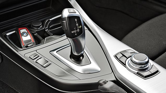 Câmbio tem trocas manuais na alavanca | <a href="https://beta-develop.quatrorodas.abril.com.br/carros/comparativos/mercedes-benz-200-x-bmw-118i-744296.shtml" rel="migration">Leia mais</a> Câmbio tem trocas manuais na alavanca | <a href="https://beta-develop.quatrorodas.abril.com.br/carros/comparativos/mercedes-benz-200-x-bmw-118i-744296.shtml" rel="migration">Leia mais</a>
