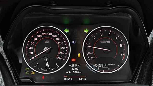 Painel é sóbrio, com fundo preto | <a href="https://beta-develop.quatrorodas.abril.com.br/carros/comparativos/mercedes-benz-200-x-bmw-118i-744296.shtml" rel="migration">Leia mais</a> Painel é sóbrio, com fundo preto | <a href="https://beta-develop.quatrorodas.abril.com.br/carros/comparativos/mercedes-benz-200-x-bmw-118i-744296.shtml" rel="migration">Leia mais</a>