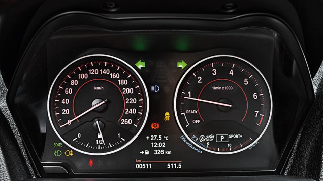 Painel é sóbrio, com fundo preto | <a href="https://beta-develop.quatrorodas.abril.com.br/carros/comparativos/mercedes-benz-200-x-bmw-118i-744296.shtml" rel="migration">Leia mais</a> Painel é sóbrio, com fundo preto | <a href="https://beta-develop.quatrorodas.abril.com.br/carros/comparativos/mercedes-benz-200-x-bmw-118i-744296.shtml" rel="migration">Leia mais</a>