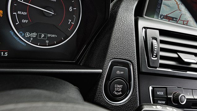 Partida por botão, só nas versões superiores | <a href="https://beta-develop.quatrorodas.abril.com.br/carros/comparativos/mercedes-benz-200-x-bmw-118i-744296.shtml" rel="migration">Leia mais</a> Partida por botão, só nas versões superiores | <a href="https://beta-develop.quatrorodas.abril.com.br/carros/comparativos/mercedes-benz-200-x-bmw-118i-744296.shtml" rel="migration">Leia mais</a>
