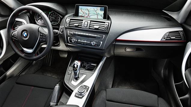 118i: navegação e bancos esportivos, somente nas versões mais caras | <a href="https://beta-develop.quatrorodas.abril.com.br/carros/comparativos/mercedes-benz-200-x-bmw-118i-744296.shtml" rel="migration">Leia mais</a> 118i: navegação e bancos esportivos, somente nas versões mais caras | <a href="https://beta-develop.quatrorodas.abril.com.br/carros/comparativos/mercedes-benz-200-x-bmw-118i-744296.shtml" rel="migration">Leia mais</a>