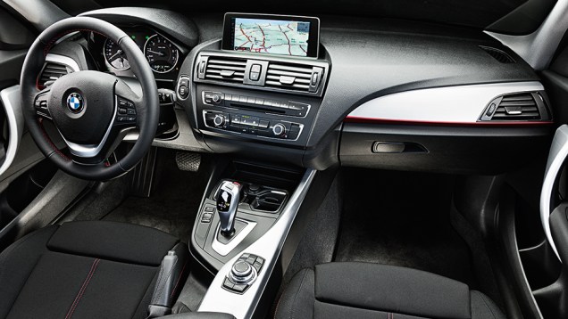 118i: navegação e bancos esportivos, somente nas versões mais caras | <a href="https://beta-develop.quatrorodas.abril.com.br/carros/comparativos/mercedes-benz-200-x-bmw-118i-744296.shtml" rel="migration">Leia mais</a> 118i: navegação e bancos esportivos, somente nas versões mais caras | <a href="https://beta-develop.quatrorodas.abril.com.br/carros/comparativos/mercedes-benz-200-x-bmw-118i-744296.shtml" rel="migration">Leia mais</a>