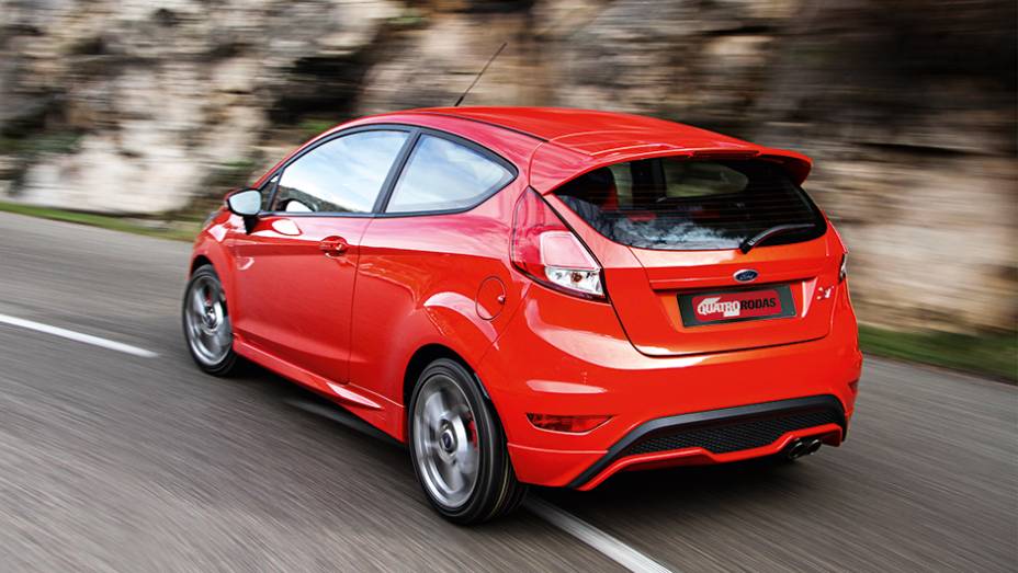 Saias laterais e para-choque vazado: ar mais nervoso ao ST | <a href="https://beta-develop.quatrorodas.abril.com.br/carros/comparativos/fiesta-st-x-peugeot-208-gti-743718.shtml" rel="migration">Leia mais</a>