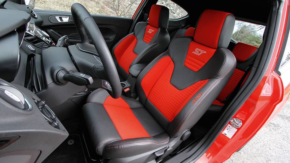 Visibilidade dos instrumentos &eacute; melhor no Fiesta | <a href="https://beta-develop.quatrorodas.abril.com.br/carros/comparativos/fiesta-st-x-peugeot-208-gti-743718.shtml" rel="migration">Leia mais</a>
