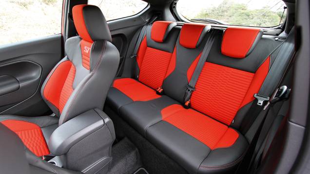 Excesso de revestimentos vermelhos nos bancos | <a href="https://beta-develop.quatrorodas.abril.com.br/carros/comparativos/fiesta-st-x-peugeot-208-gti-743718.shtml" rel="migration">Leia mais</a> Excesso de revestimentos vermelhos nos bancos | <a href="https://beta-develop.quatrorodas.abril.com.br/carros/comparativos/fiesta-st-x-peugeot-208-gti-743718.shtml" rel="migration">Leia mais</a>