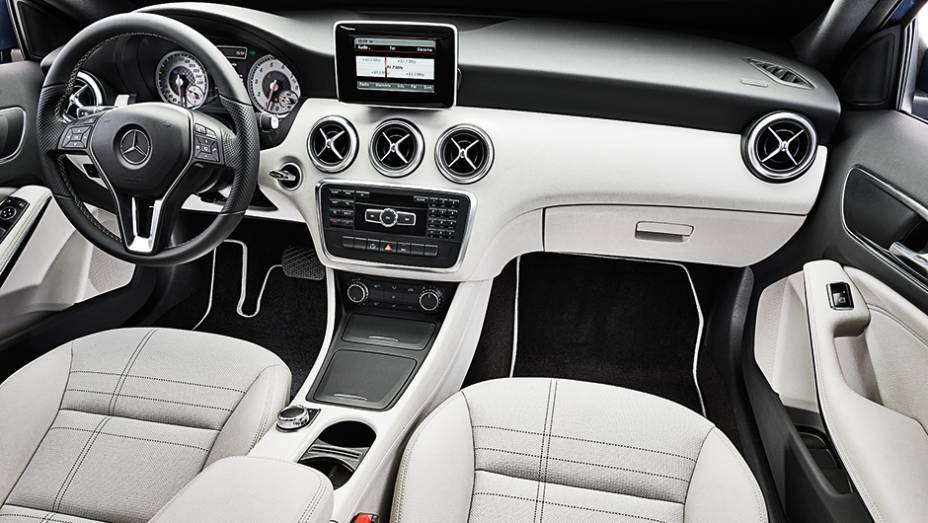 A 200: painel bicolor, bancos esportivos, console sem câmbio nem freio de mão | <a href="https://beta-develop.quatrorodas.abril.com.br/carros/comparativos/mercedes-benz-200-x-bmw-118i-744296.shtml" rel="migration">Leia mais</a>