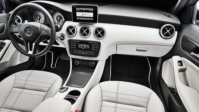 A 200: painel bicolor, bancos esportivos, console sem câmbio nem freio de mão | <a href="https://beta-develop.quatrorodas.abril.com.br/carros/comparativos/mercedes-benz-200-x-bmw-118i-744296.shtml" rel="migration">Leia mais</a> A 200: painel bicolor, bancos esportivos, console sem câmbio nem freio de mão | <a href="https://beta-develop.quatrorodas.abril.com.br/carros/comparativos/mercedes-benz-200-x-bmw-118i-744296.shtml" rel="migration">Leia mais</a>