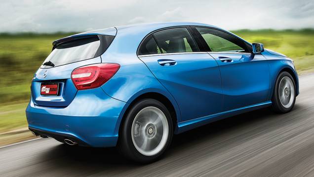 Escape duplo é exclusivo da versão top | <a href="https://beta-develop.quatrorodas.abril.com.br/carros/comparativos/mercedes-benz-200-x-bmw-118i-744296.shtml" rel="migration">Leia mais</a> Escape duplo é exclusivo da versão top | <a href="https://beta-develop.quatrorodas.abril.com.br/carros/comparativos/mercedes-benz-200-x-bmw-118i-744296.shtml" rel="migration">Leia mais</a>