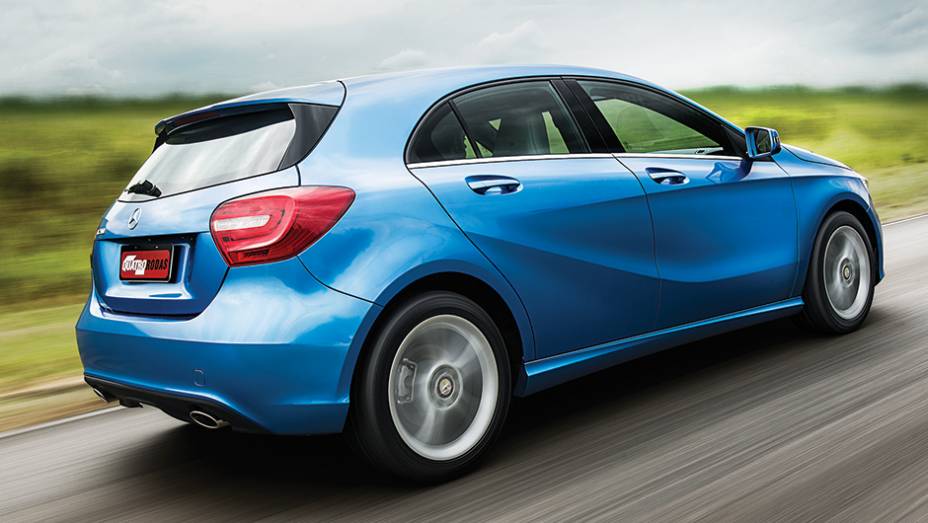 Escape duplo é exclusivo da versão top | <a href="https://beta-develop.quatrorodas.abril.com.br/carros/comparativos/mercedes-benz-200-x-bmw-118i-744296.shtml" rel="migration">Leia mais</a> Escape duplo é exclusivo da versão top | <a href="https://beta-develop.quatrorodas.abril.com.br/carros/comparativos/mercedes-benz-200-x-bmw-118i-744296.shtml" rel="migration">Leia mais</a>