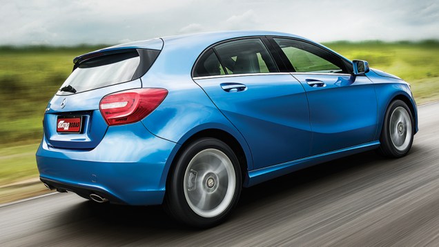 Escape duplo é exclusivo da versão top | <a href="https://beta-develop.quatrorodas.abril.com.br/carros/comparativos/mercedes-benz-200-x-bmw-118i-744296.shtml" rel="migration">Leia mais</a> Escape duplo é exclusivo da versão top | <a href="https://beta-develop.quatrorodas.abril.com.br/carros/comparativos/mercedes-benz-200-x-bmw-118i-744296.shtml" rel="migration">Leia mais</a>