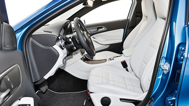 Bancos com abas altas apoiam bem o corpo | <a href="https://beta-develop.quatrorodas.abril.com.br/carros/comparativos/mercedes-benz-200-x-bmw-118i-744296.shtml" rel="migration">Leia mais</a> Bancos com abas altas apoiam bem o corpo | <a href="https://beta-develop.quatrorodas.abril.com.br/carros/comparativos/mercedes-benz-200-x-bmw-118i-744296.shtml" rel="migration">Leia mais</a>