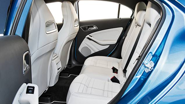 Atrás, o túnel baixo facilita a vida dos ocupantes | <a href="https://beta-develop.quatrorodas.abril.com.br/carros/comparativos/mercedes-benz-200-x-bmw-118i-744296.shtml" rel="migration">Leia mais</a> Atrás, o túnel baixo facilita a vida dos ocupantes | <a href="https://beta-develop.quatrorodas.abril.com.br/carros/comparativos/mercedes-benz-200-x-bmw-118i-744296.shtml" rel="migration">Leia mais</a>