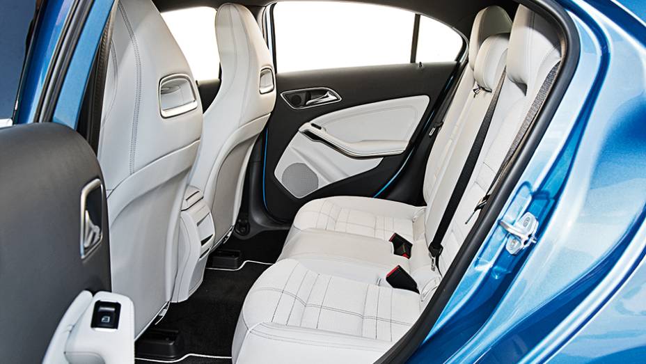 Atrás, o túnel baixo facilita a vida dos ocupantes | <a href="https://beta-develop.quatrorodas.abril.com.br/carros/comparativos/mercedes-benz-200-x-bmw-118i-744296.shtml" rel="migration">Leia mais</a> Atrás, o túnel baixo facilita a vida dos ocupantes | <a href="https://beta-develop.quatrorodas.abril.com.br/carros/comparativos/mercedes-benz-200-x-bmw-118i-744296.shtml" rel="migration">Leia mais</a>