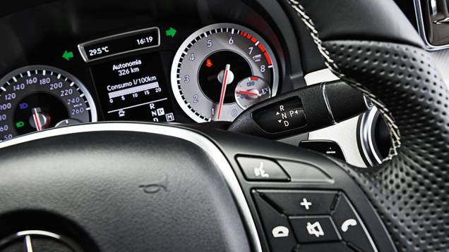 Câmbio: alavanca seletora e borboletas junto ao volante | <a href="https://beta-develop.quatrorodas.abril.com.br/carros/comparativos/mercedes-benz-200-x-bmw-118i-744296.shtml" rel="migration">Leia mais</a> Câmbio: alavanca seletora e borboletas junto ao volante | <a href="https://beta-develop.quatrorodas.abril.com.br/carros/comparativos/mercedes-benz-200-x-bmw-118i-744296.shtml" rel="migration">Leia mais</a>
