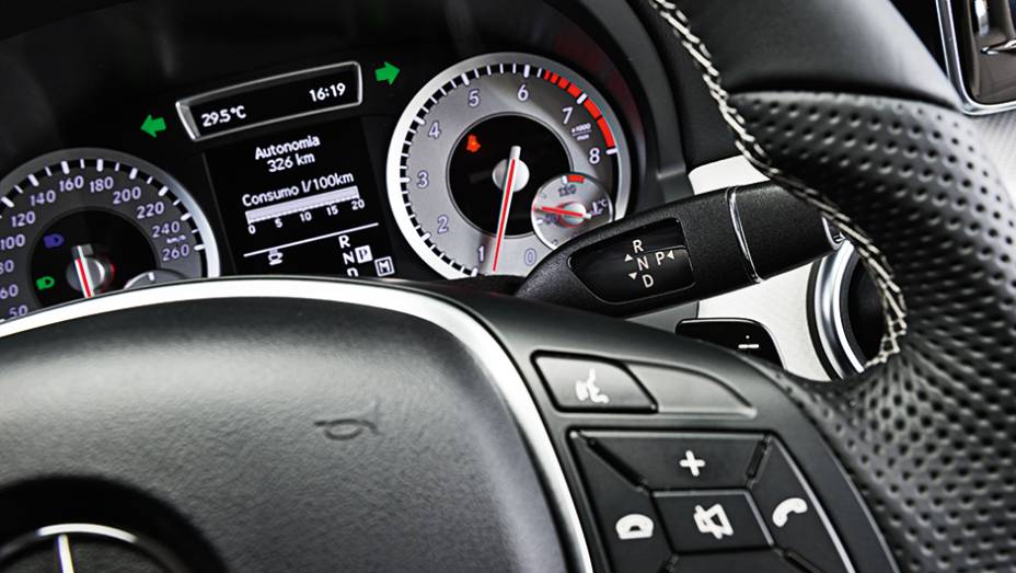 C&acirc;mbio: alavanca seletora e borboletas junto ao volante | <a href="https://beta-develop.quatrorodas.abril.com.br/carros/comparativos/mercedes-benz-200-x-bmw-118i-744296.shtml" rel="migration">Leia mais</a>