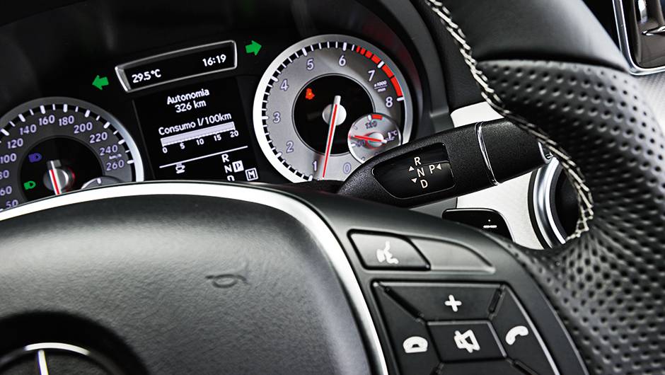 Câmbio: alavanca seletora e borboletas junto ao volante | <a href="https://beta-develop.quatrorodas.abril.com.br/carros/comparativos/mercedes-benz-200-x-bmw-118i-744296.shtml" rel="migration">Leia mais</a> Câmbio: alavanca seletora e borboletas junto ao volante | <a href="https://beta-develop.quatrorodas.abril.com.br/carros/comparativos/mercedes-benz-200-x-bmw-118i-744296.shtml" rel="migration">Leia mais</a>