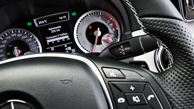 Câmbio: alavanca seletora e borboletas junto ao volante | <a href="https://beta-develop.quatrorodas.abril.com.br/carros/comparativos/mercedes-benz-200-x-bmw-118i-744296.shtml" rel="migration">Leia mais</a> Câmbio: alavanca seletora e borboletas junto ao volante | <a href="https://beta-develop.quatrorodas.abril.com.br/carros/comparativos/mercedes-benz-200-x-bmw-118i-744296.shtml" rel="migration">Leia mais</a>