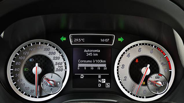 Painel tem pintura prateada e luz fria | <a href="https://beta-develop.quatrorodas.abril.com.br/carros/comparativos/mercedes-benz-200-x-bmw-118i-744296.shtml" rel="migration">Leia mais</a> Painel tem pintura prateada e luz fria | <a href="https://beta-develop.quatrorodas.abril.com.br/carros/comparativos/mercedes-benz-200-x-bmw-118i-744296.shtml" rel="migration">Leia mais</a>