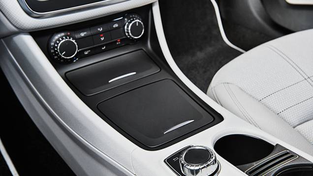 No console, praticidade | <a href="https://beta-develop.quatrorodas.abril.com.br/carros/comparativos/mercedes-benz-200-x-bmw-118i-744296.shtml" rel="migration">Leia mais</a> No console, praticidade | <a href="https://beta-develop.quatrorodas.abril.com.br/carros/comparativos/mercedes-benz-200-x-bmw-118i-744296.shtml" rel="migration">Leia mais</a>