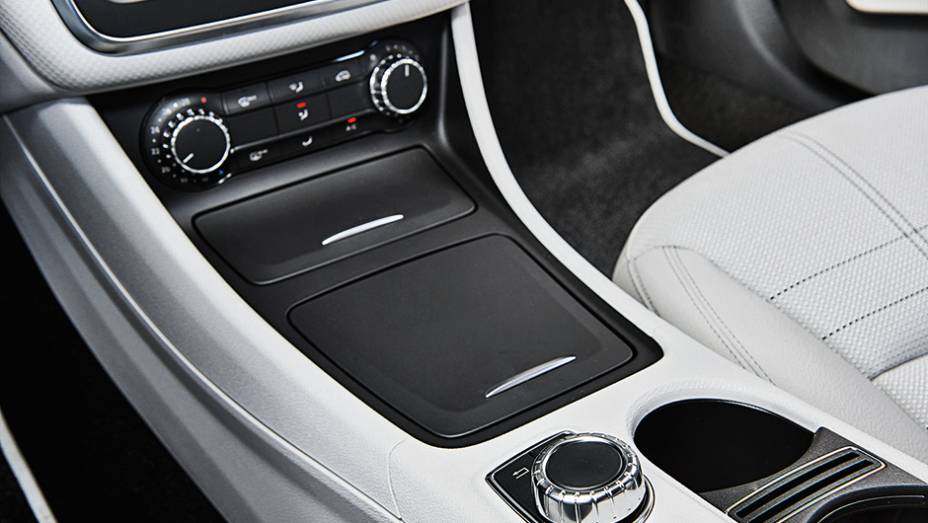 No console, praticidade | <a href="https://beta-develop.quatrorodas.abril.com.br/carros/comparativos/mercedes-benz-200-x-bmw-118i-744296.shtml" rel="migration">Leia mais</a> No console, praticidade | <a href="https://beta-develop.quatrorodas.abril.com.br/carros/comparativos/mercedes-benz-200-x-bmw-118i-744296.shtml" rel="migration">Leia mais</a>
