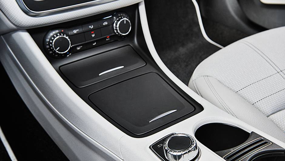 No console, praticidade | <a href="https://beta-develop.quatrorodas.abril.com.br/carros/comparativos/mercedes-benz-200-x-bmw-118i-744296.shtml" rel="migration">Leia mais</a> No console, praticidade | <a href="https://beta-develop.quatrorodas.abril.com.br/carros/comparativos/mercedes-benz-200-x-bmw-118i-744296.shtml" rel="migration">Leia mais</a>