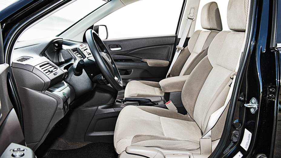 Interior claro contribui para a sensação de amplitude da cabine | <a href="https://beta-develop.quatrorodas.abril.com.br/carros/comparativos/honda-cr-v-x-hyundai-ix35-744731.shtml" rel="migration">Leia mais</a>