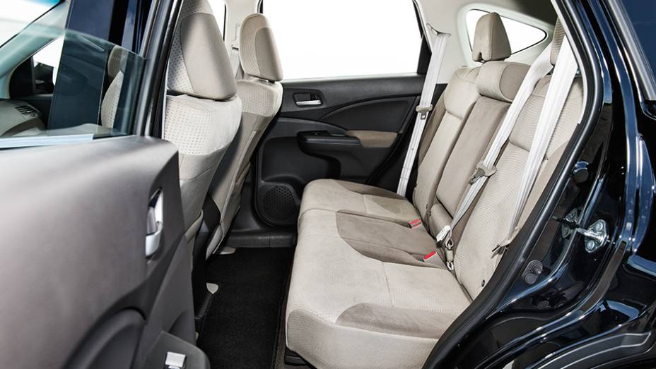 Assento traseiro modular é escamoteável | <a href="https://beta-develop.quatrorodas.abril.com.br/carros/comparativos/honda-cr-v-x-hyundai-ix35-744731.shtml" rel="migration">Leia mais</a> Assento traseiro modular é escamoteável | <a href="https://beta-develop.quatrorodas.abril.com.br/carros/comparativos/honda-cr-v-x-hyundai-ix35-744731.shtml" rel="migration">Leia mais</a>