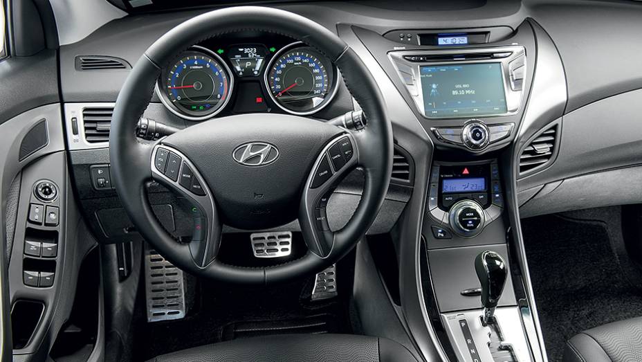Interior conta com materiais de alta qualidade e desenho que faz jus à elegância da carroceria | <a href="https://beta-develop.quatrorodas.abril.com.br/carros/lancamentos/hyundai-elantra-2-0-flex-742637.shtml" rel="migration">Leia mais</a> Interior conta com materiais de alta qualidade e desenho que faz jus à elegância da carroceria | <a href="https://beta-develop.quatrorodas.abril.com.br/carros/lancamentos/hyundai-elantra-2-0-flex-742637.shtml" rel="migration">Leia mais</a>