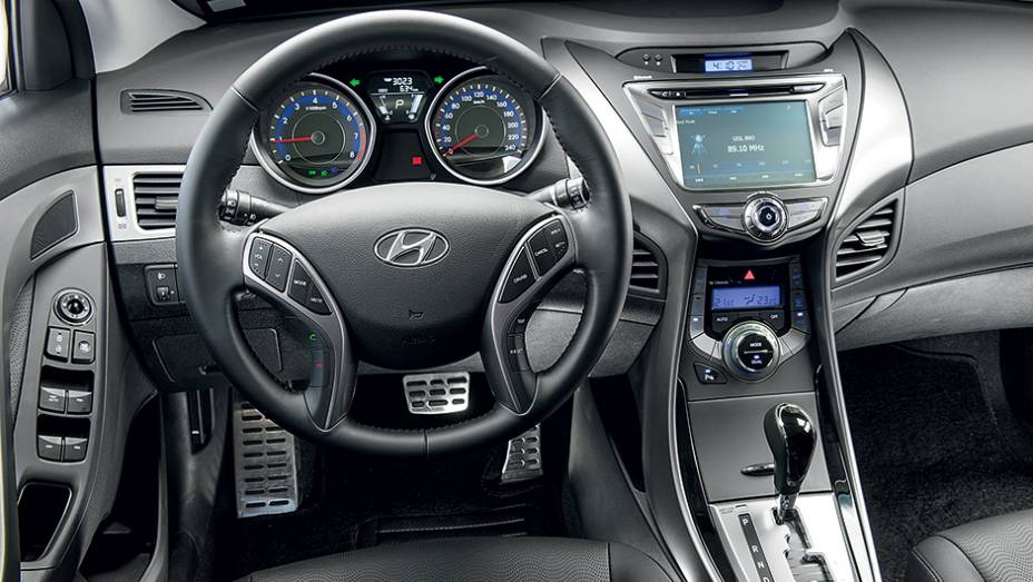 Interior conta com materiais de alta qualidade e desenho que faz jus à elegância da carroceria | <a href="https://beta-develop.quatrorodas.abril.com.br/carros/lancamentos/hyundai-elantra-2-0-flex-742637.shtml" rel="migration">Leia mais</a>