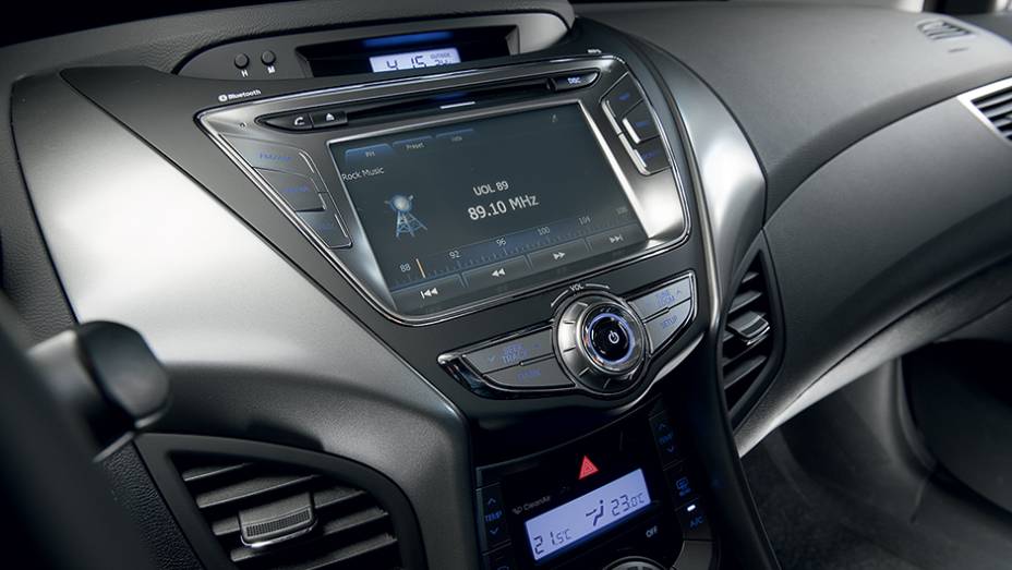 Monitor touch screen mostra GPS e câmera de ré | <a href="https://beta-develop.quatrorodas.abril.com.br/carros/lancamentos/hyundai-elantra-2-0-flex-742637.shtml" rel="migration">Leia mais</a> Monitor touch screen mostra GPS e câmera de ré | <a href="https://beta-develop.quatrorodas.abril.com.br/carros/lancamentos/hyundai-elantra-2-0-flex-742637.shtml" rel="migration">Leia mais</a>