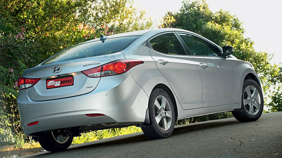 Adesivo "Flex" na tampa do porta-malas &eacute; a &uacute;nica forma de identificar a nova motoriza&ccedil;&atilde;o | <a href="https://beta-develop.quatrorodas.abril.com.br/carros/lancamentos/hyundai-elantra-2-0-flex-742637.shtml" rel="migration">Leia mais</a>