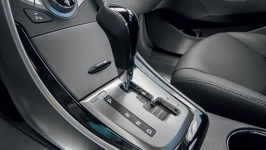 Câmbio tem opção de trocas sequenciais | <a href="https://beta-develop.quatrorodas.abril.com.br/carros/lancamentos/hyundai-elantra-2-0-flex-742637.shtml" rel="migration">Leia mais</a> Câmbio tem opção de trocas sequenciais | <a href="https://beta-develop.quatrorodas.abril.com.br/carros/lancamentos/hyundai-elantra-2-0-flex-742637.shtml" rel="migration">Leia mais</a>